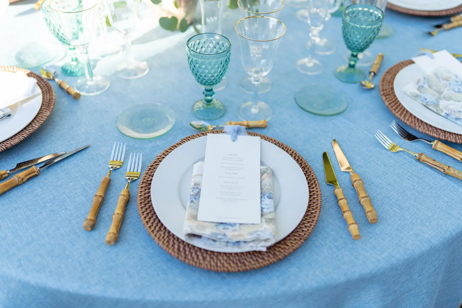 Cubertería de bambú en mesa de boda azul
