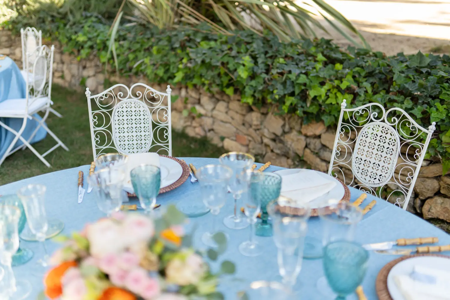 Silla de forja blanca con cojín en celebración de día