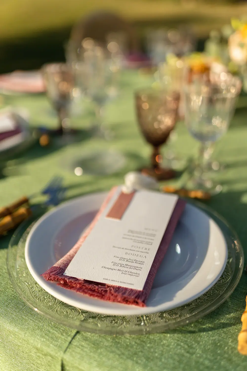 Mesa larga de banquete con dos colores enfrentados