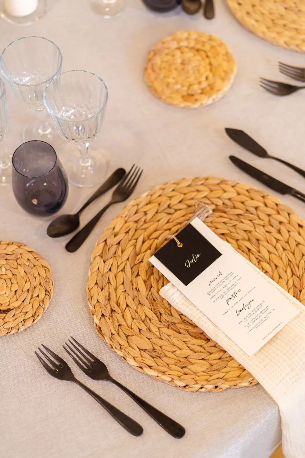 Mesa larga de banquete en gris y negro
