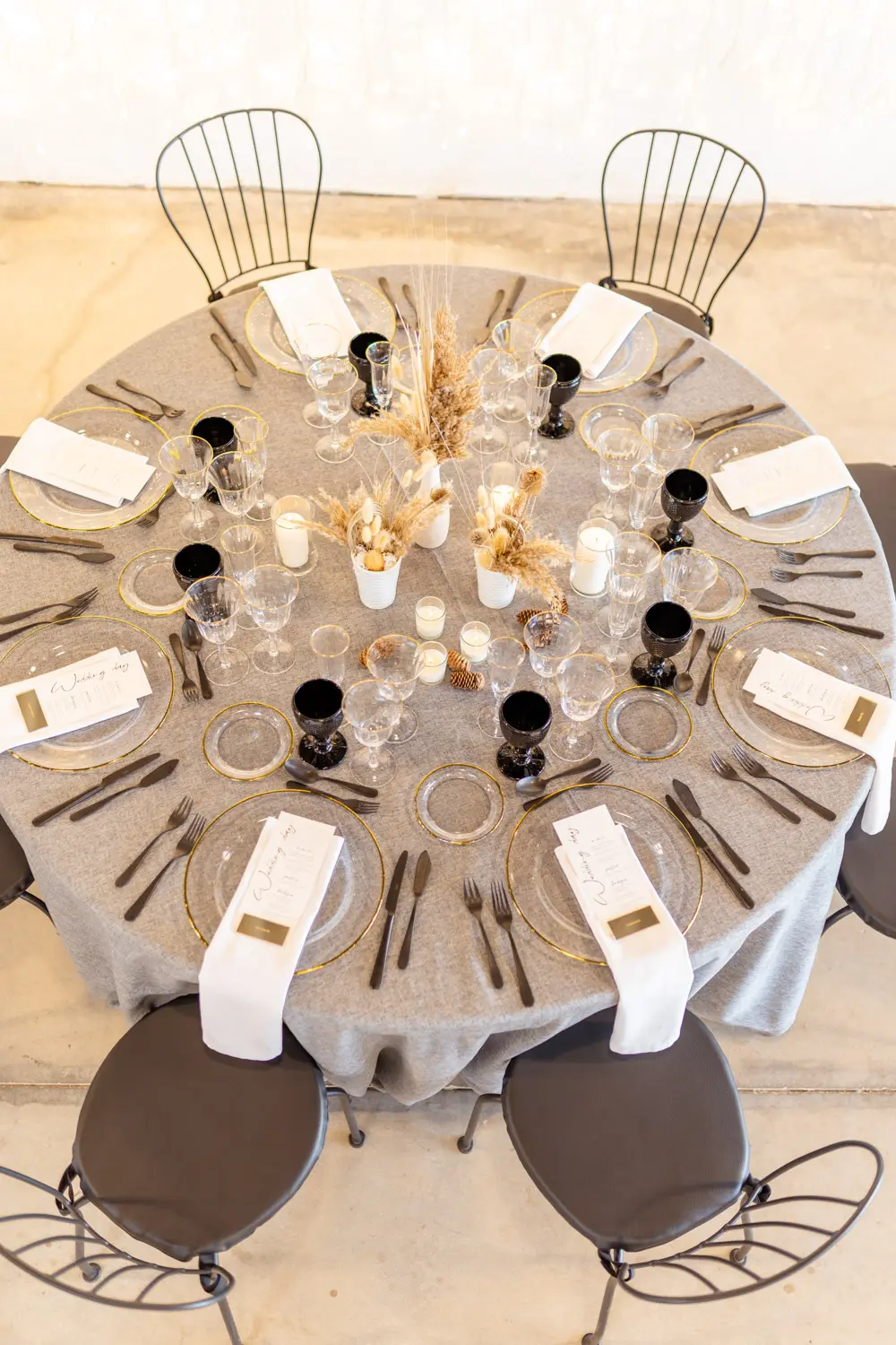Mesa larga de banquete con vajilla dorada