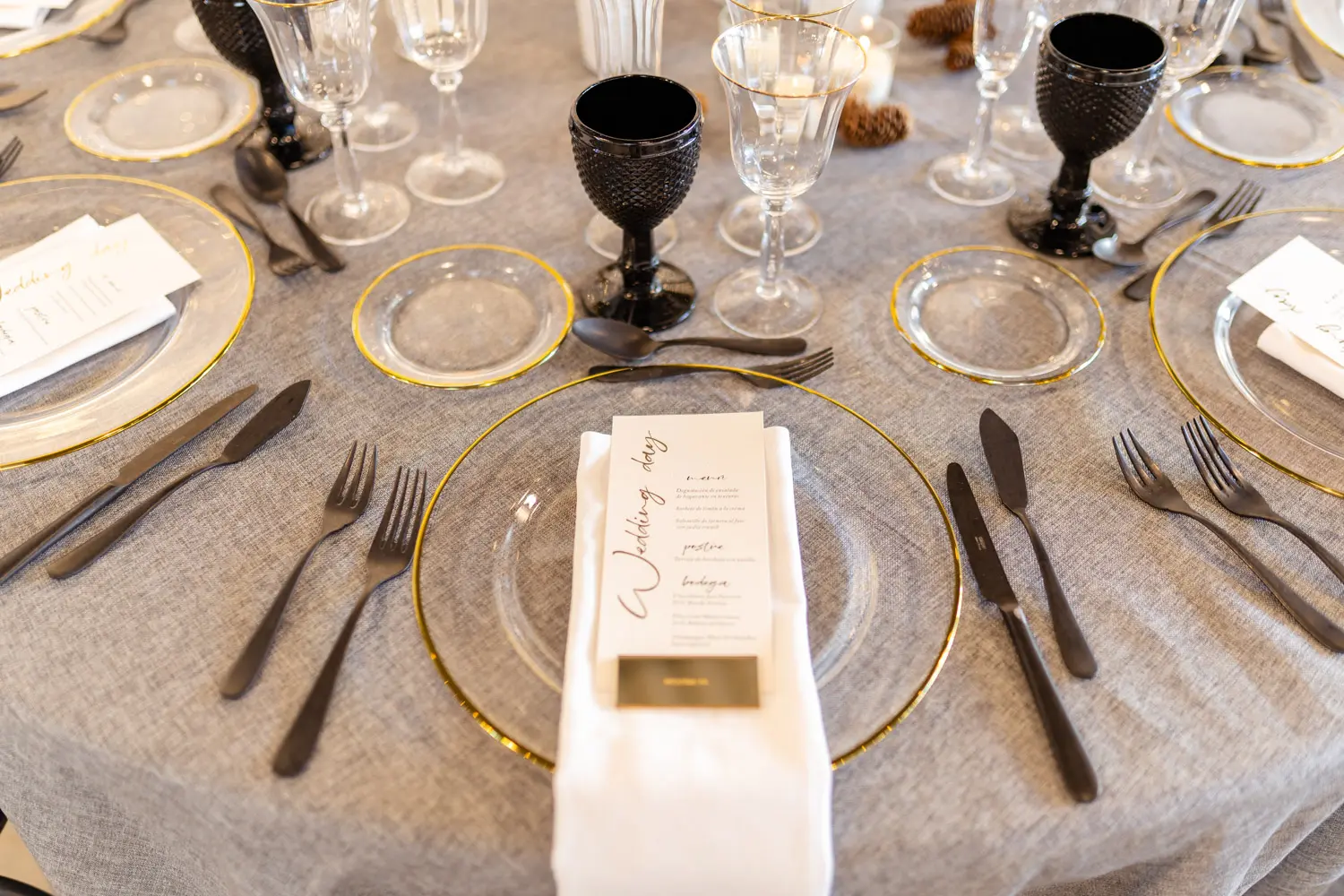 Detalle de cubertería dorada en mesa de noche