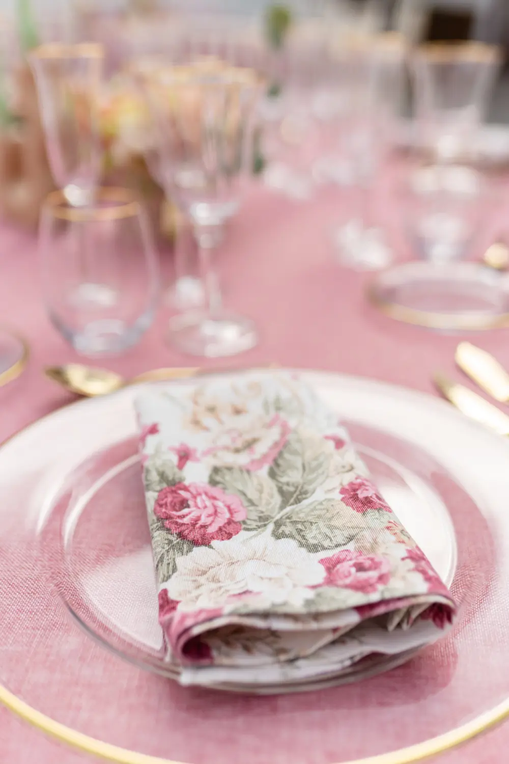 Mesa estilo Floral Pink con mantel frambuesa y servilleta granate estampada