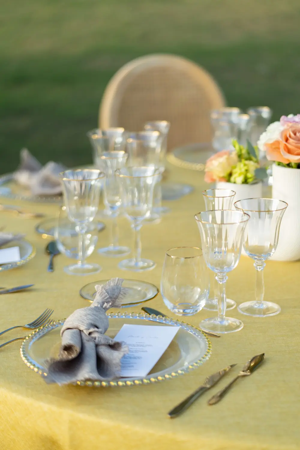 Montaje de boda de día en tonos mostaza