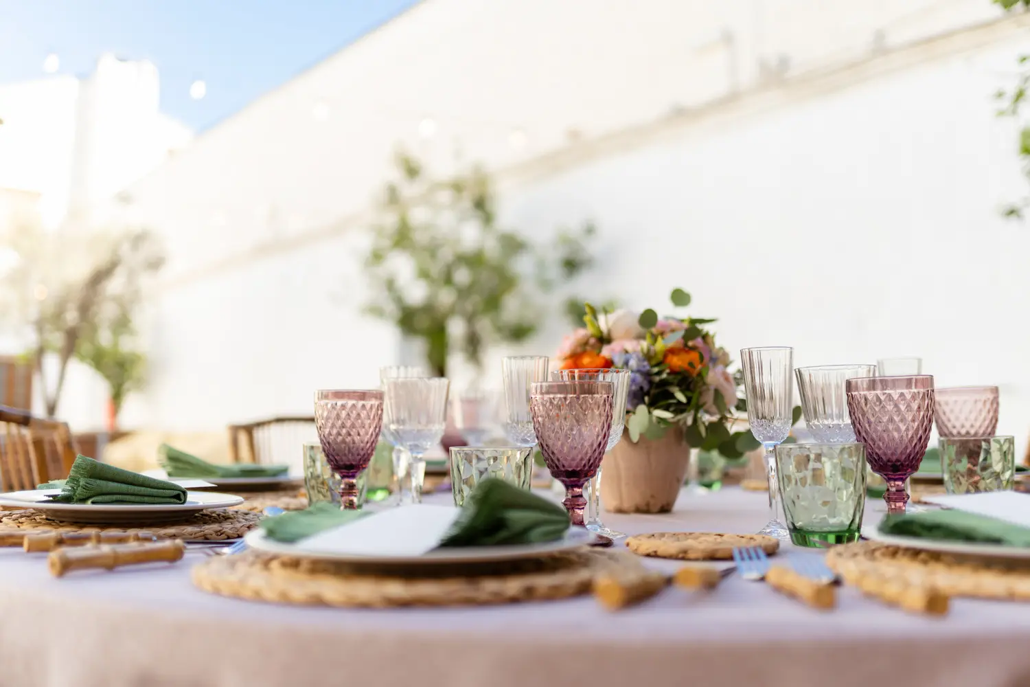 Silla de bambú con cojín en boda al aire libre