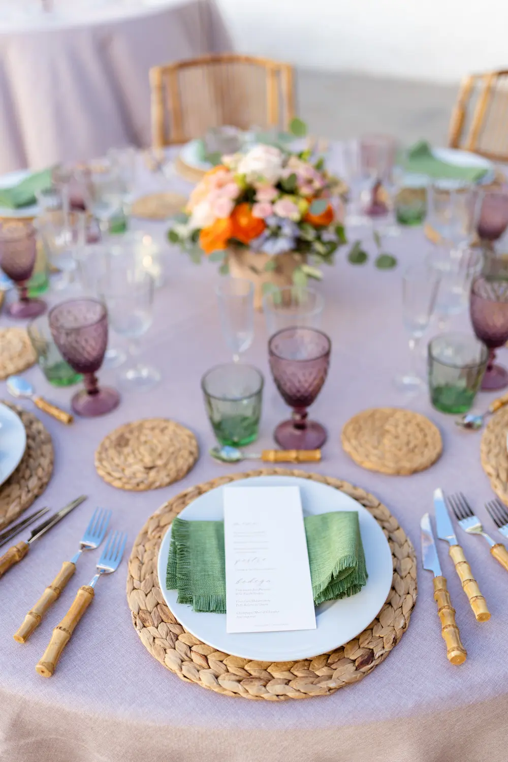 Detalle de mesa con fibra natural y tonos cálidos