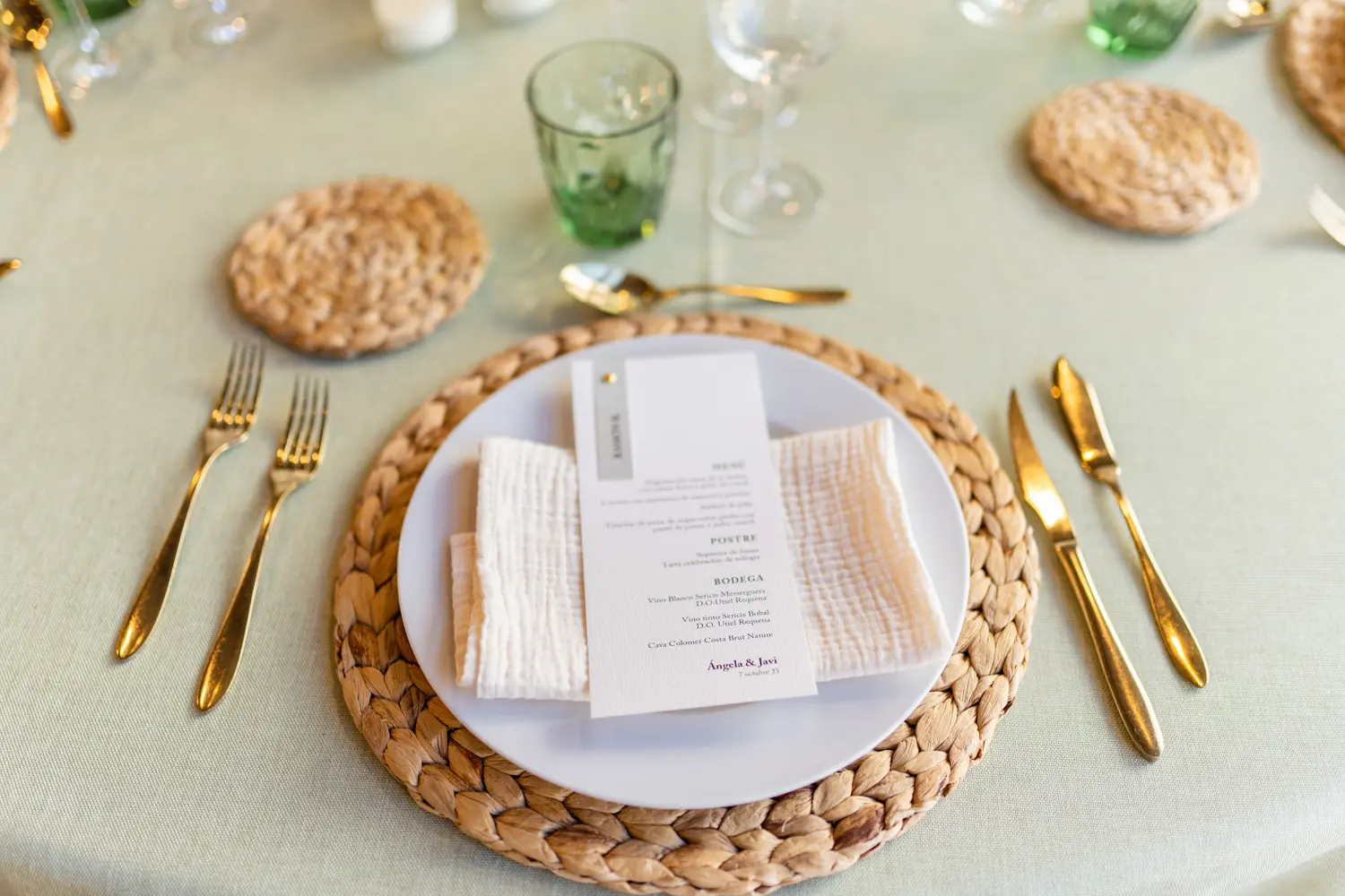 Mesa estilo Masías con mantel verde manzana y servilleta blanco hueso