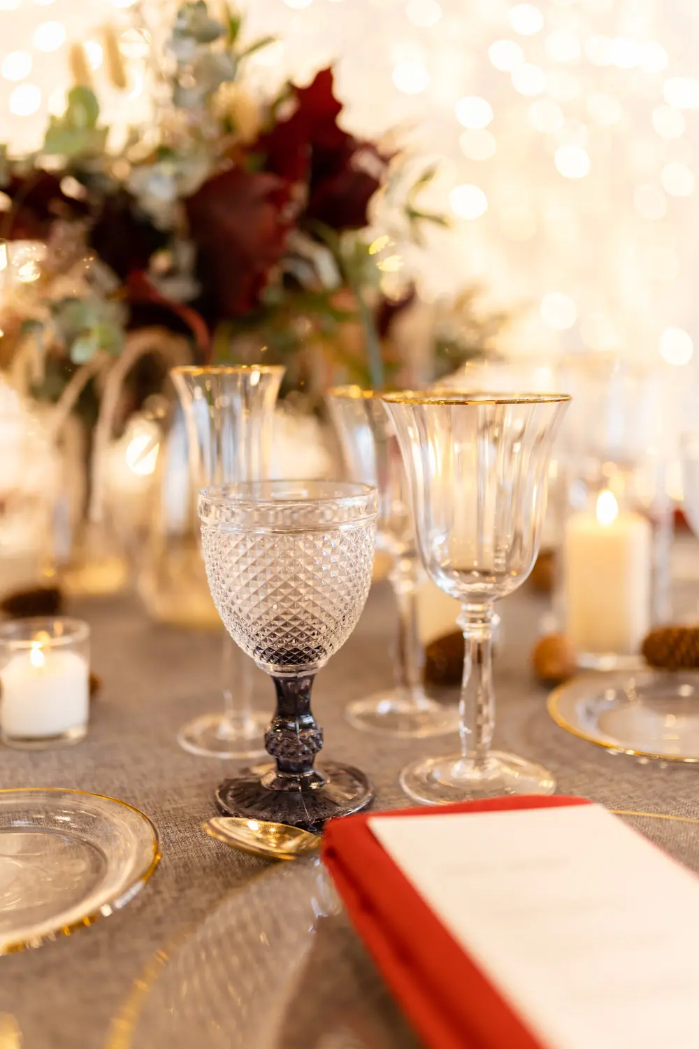 Mesa estilo Otoño Valenciano con mantel piedra y servilleta rojo cereza