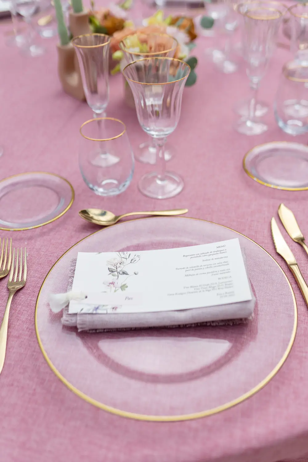 Mesa estilo Pink con mantel rosa frambuesa y servilleta rosa nude