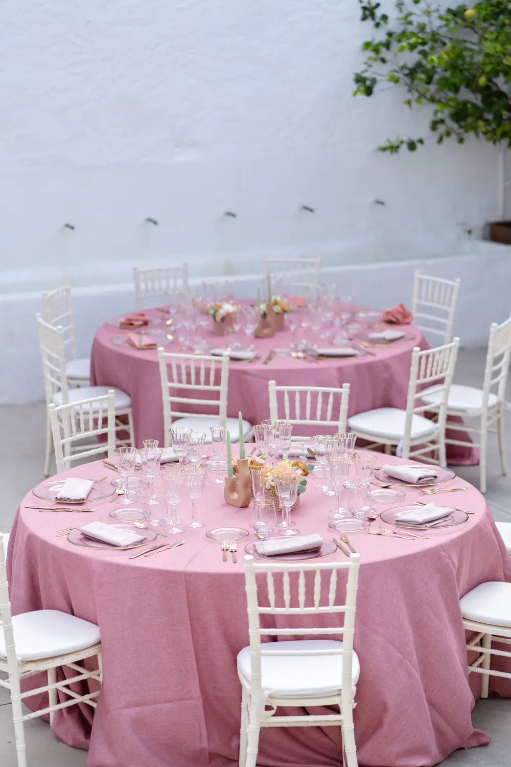 Silla Tiffany blanco roto en mesa de boda