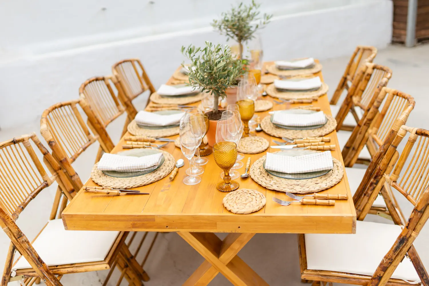 Plato de presentación de mimbre sobre mesa de madera