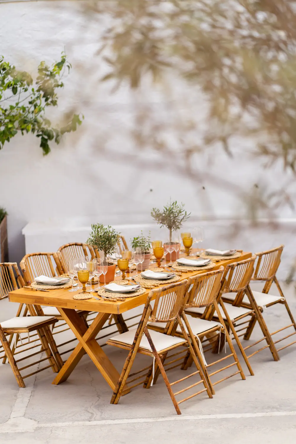 Mesa larga compartida para celebración de verano