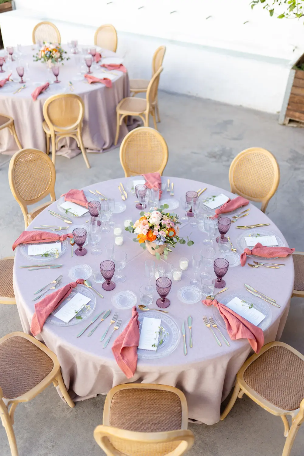 Montaje de boda en rosa nude y marsala
